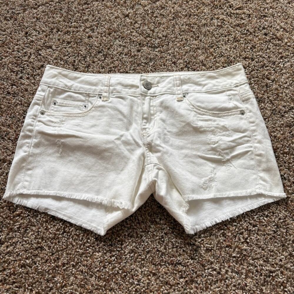 NWT American Eagle Womens White Denim Stretch Shorts 8 LowRise Frayed Hem Y2K